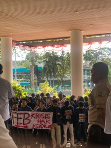 DEMO ALIANSI MAHASISWA FEB MENGGUGAT TUNTUT KEADILAN USAI KEMATIAN PRATAMA WIJAYA SAAT DIKSAR PECINTA ALAM