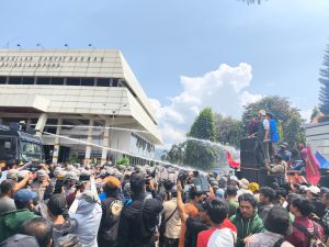 Unjuk Rasa Petani Singkong di DPRD Lampung Ricuh, 10 Polisi Terluka dan 3 Massa Diamankan