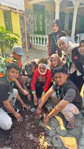 Mahasiswa KKN UIN Raden Intan Lampung Selesaikan Pemasangan 100 Lubang Resapan Biopori di Kelurahan Jagabaya 1