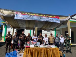 Kejari Way Kanan Musnahkan Barang Bukti Belasan Perkara